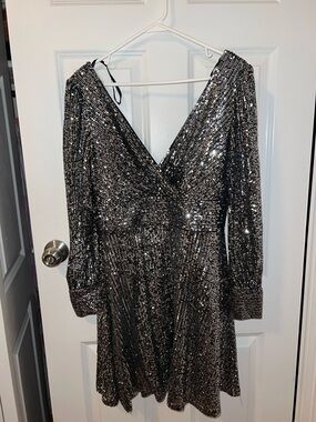 Sequined Long-Sleeve V-Neck Party Dress - Black